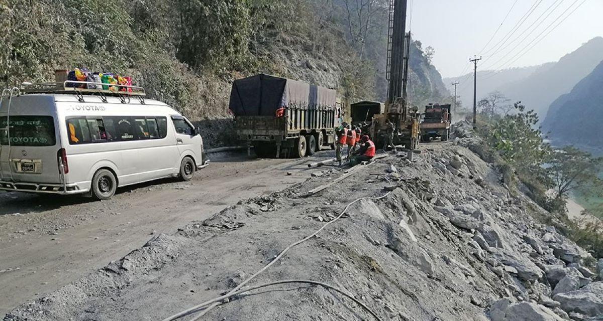 नारायणगढ–मुग्लिन सडक : नौ किलोमा सडक भासियो, एकतर्फी यातायात सञ्चालन