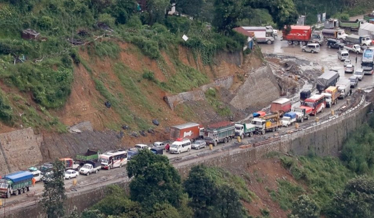 नौबिसे-नागढुङ्गा सडक अवरुद्ध