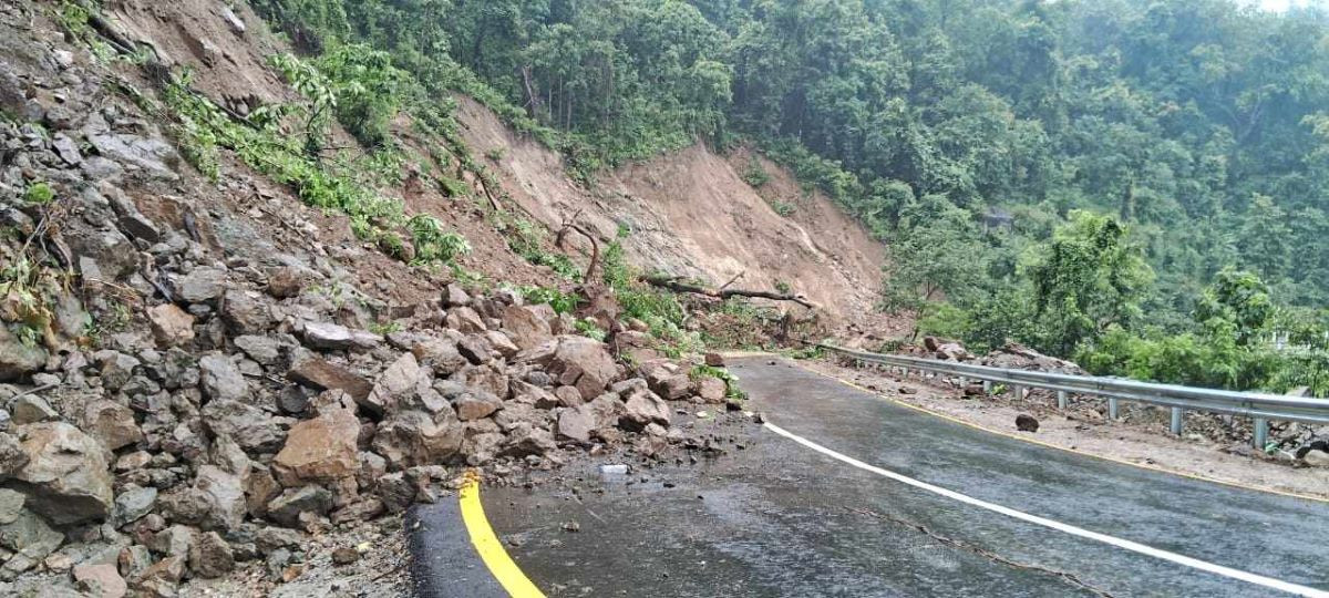 पहिरोले स्याफ्रु–रसुवागढी खण्ड अवरुद्ध, यात्रु र सवारीसाधन बाटोमै रोकिए