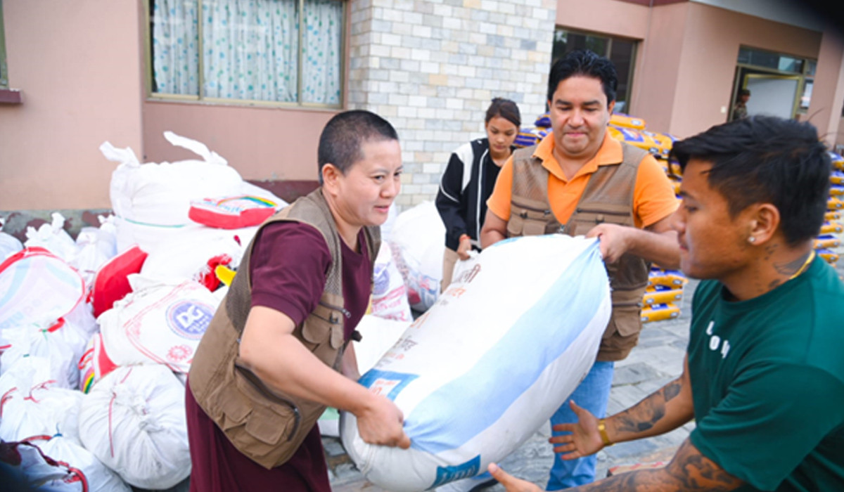 विपद् प्रभावितलाई राहत सामग्री हस्तान्तरण