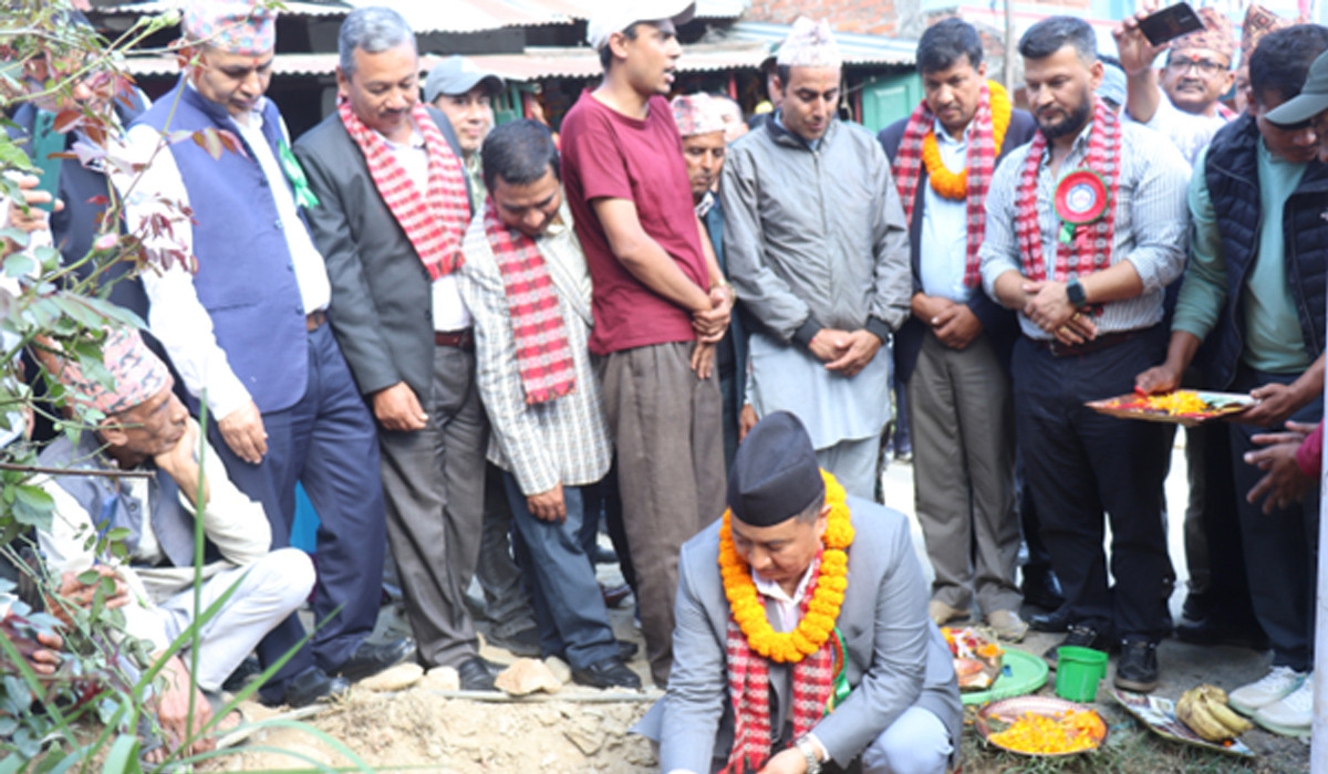 ट्रयाक खोलिएको करिब २० वर्षपछि नुवाकोटको विदुरहुँदै धादिङको खनियाबास पुग्ने सडक कालोपत्र सुरु