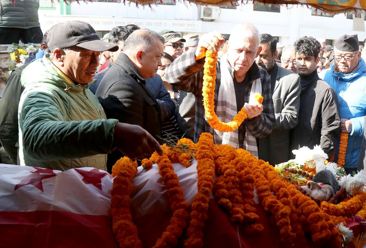 स्व सिंहको पार्थिव शरीरमा कामपा प्रमुख शाह र उपप्रमुख डङ्गोलबाट श्रद्धाञ्जली अर्पण