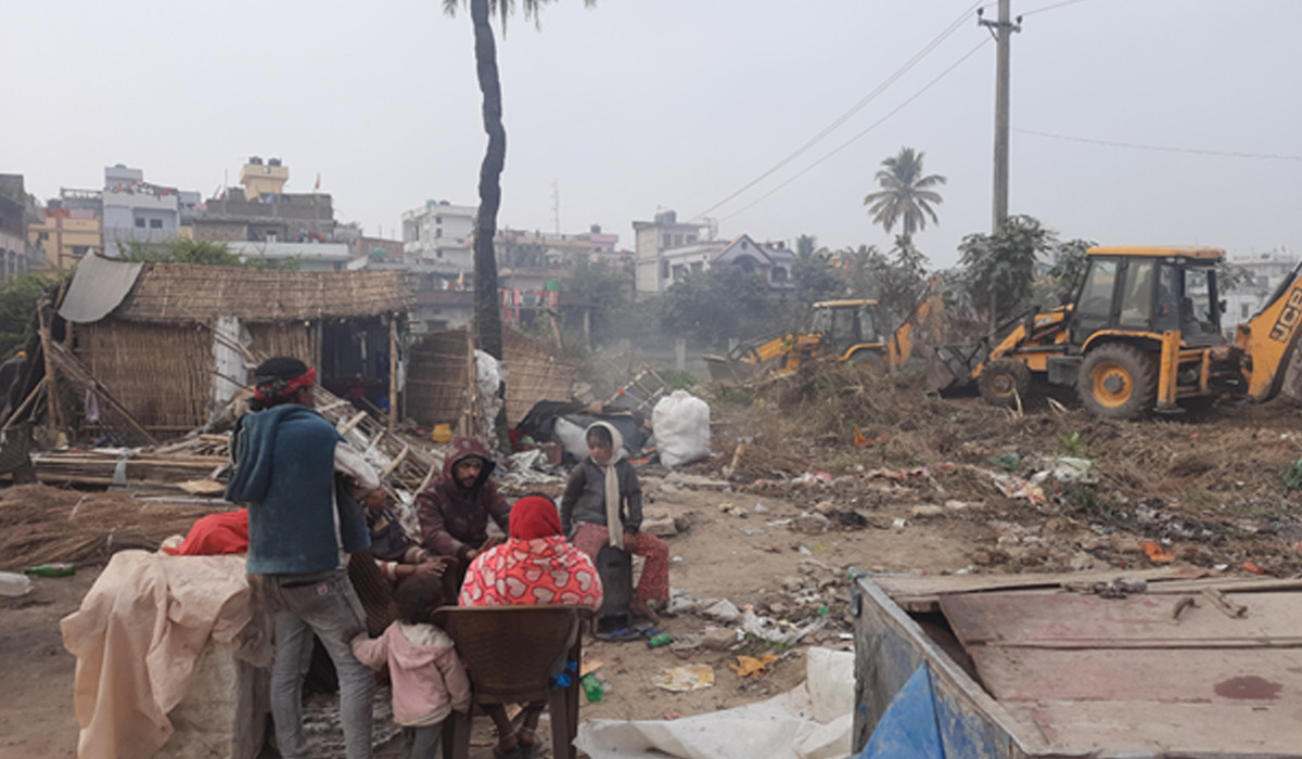 बिपी उद्यानको अतिक्रमित जग्गामा बनेका संरचना हटाउन सुरु