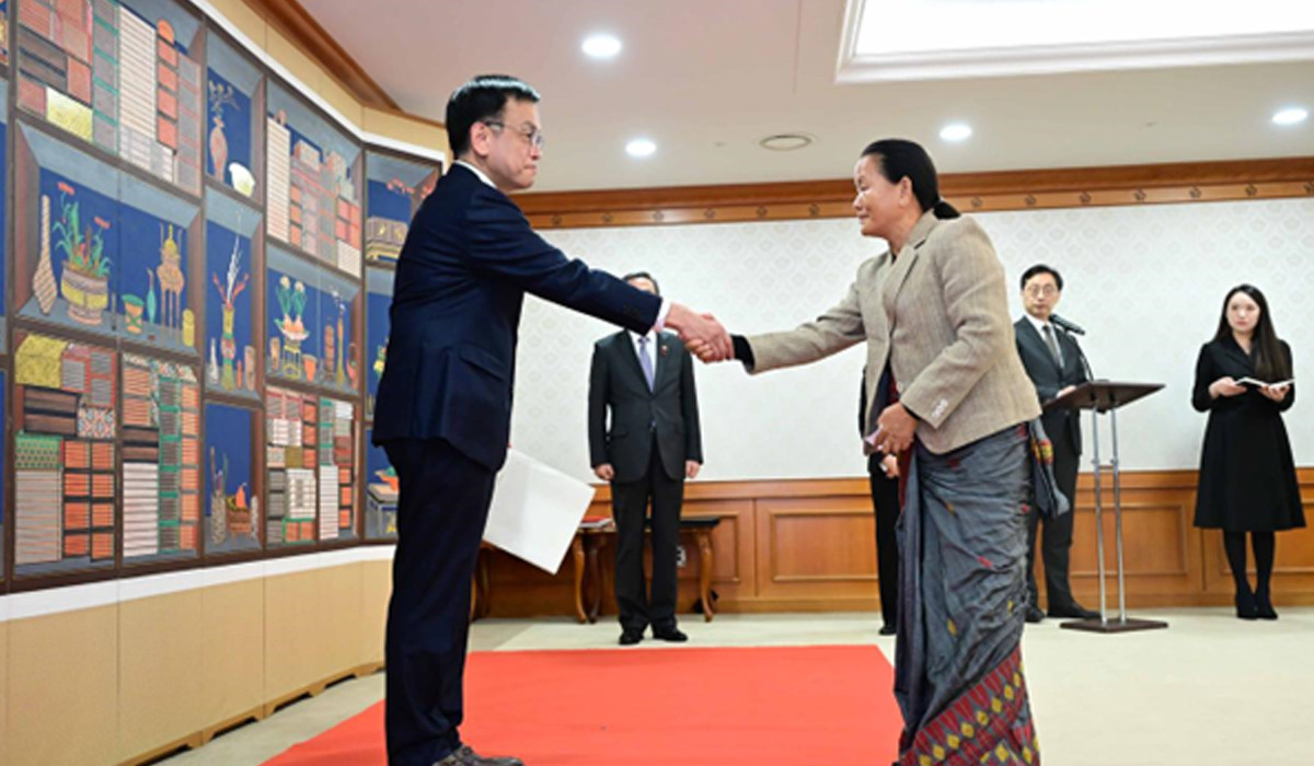 Ambassador Tumbahangphe presents credentials to RoK Acting President