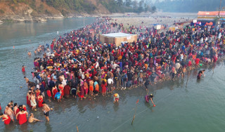देशभरका त्रिवेणीधाम र धार्मिकस्थलमा मकर स्नान गर्नेको घुइँचो (फोटोफिचर)