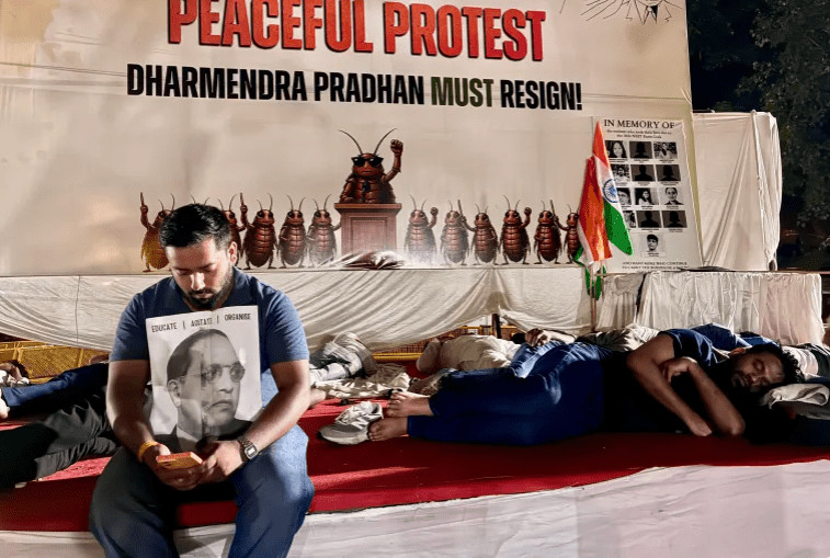 नयाँ दिल्लीमा कक्रोच जनता पार्टीको धर्ना दोस्रो दिनमा : शिक्षामन्त्रीको राजीनामा नभए  नहट्ने  अडान
